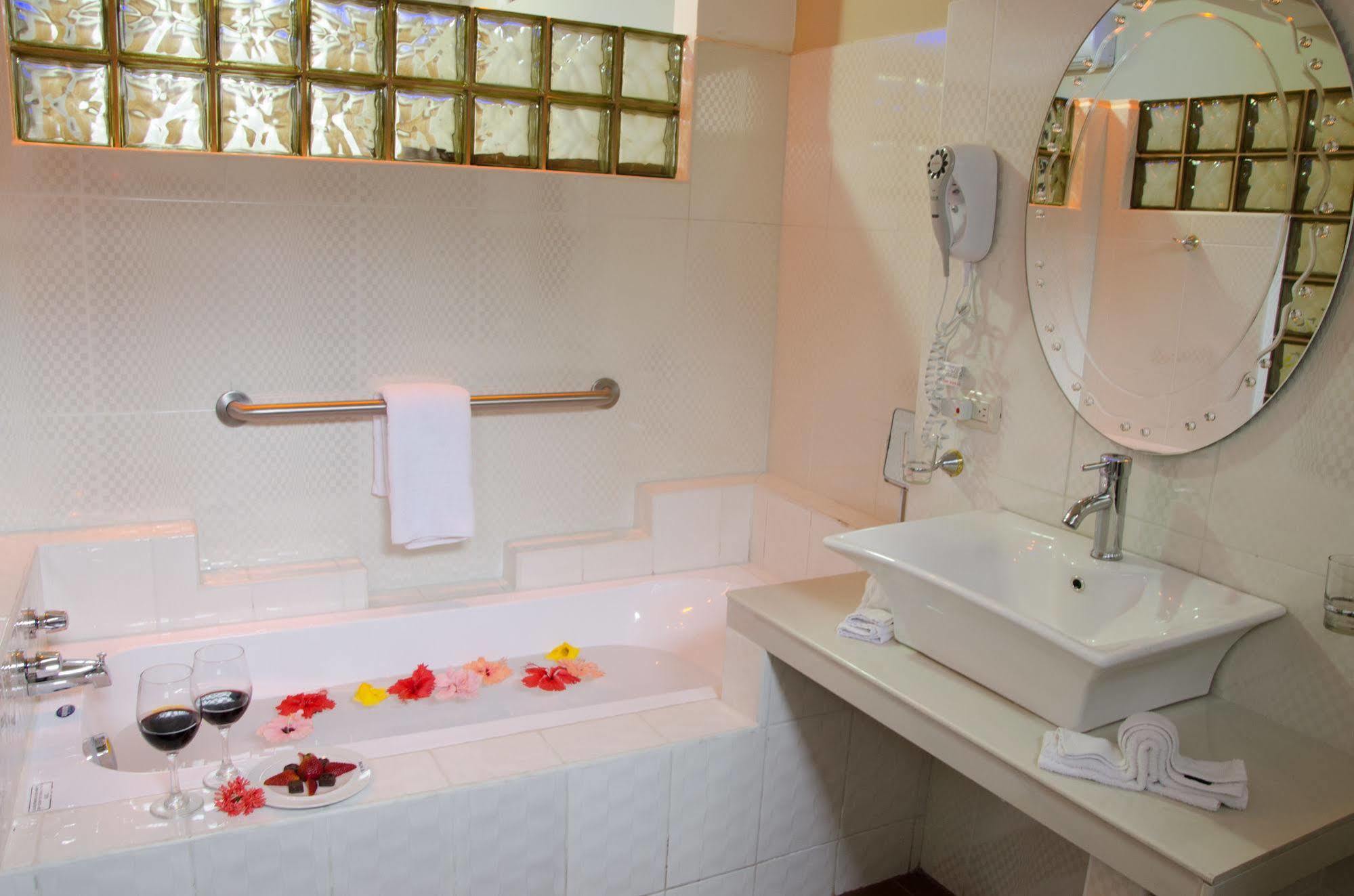 Hotel Palace Galapagos 푸에르토아요라 외부 사진